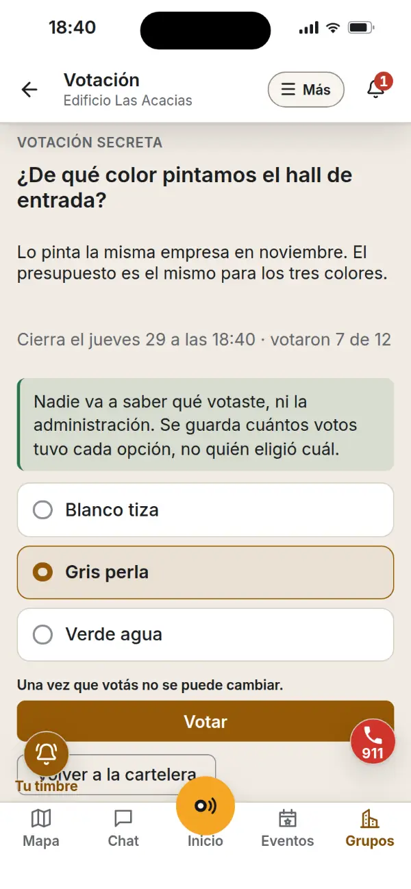 La app: una votación del edificio, con las opciones para elegir.